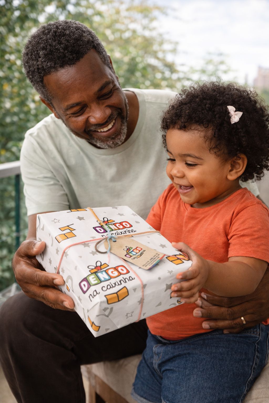 Avô presenteando com carinho